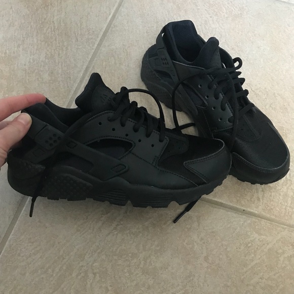 black nike huarache shoes